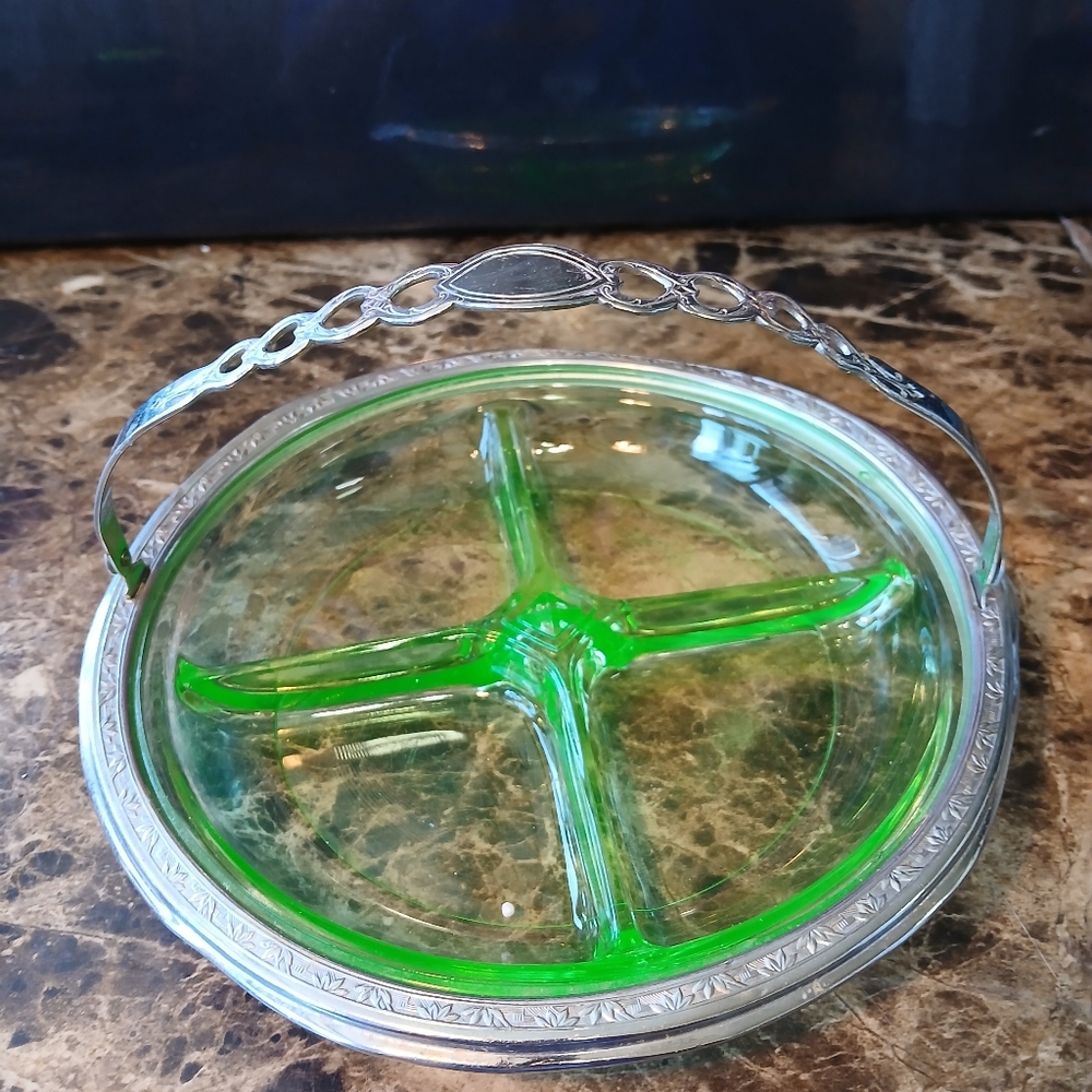 Green Uranium Vaseline Glass Relish Candy Nuts Dish 4 Part Divided DepressionT - Picture 4 of 11